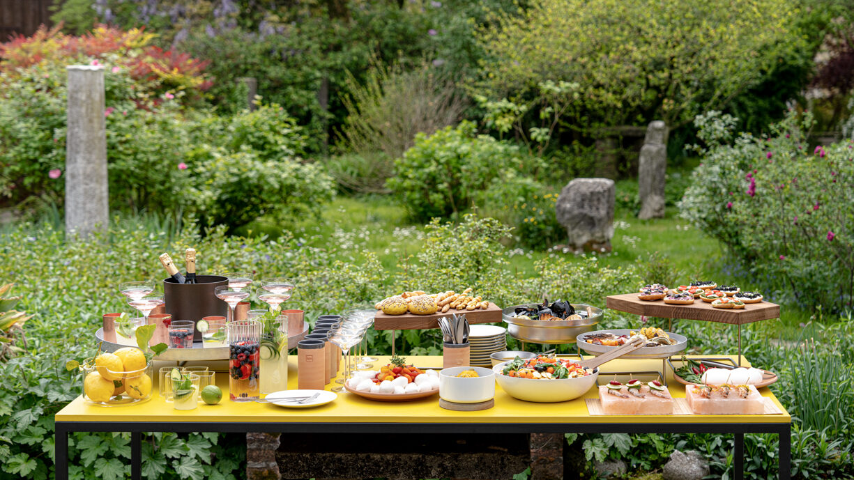 tavola per aperitivo in giardino