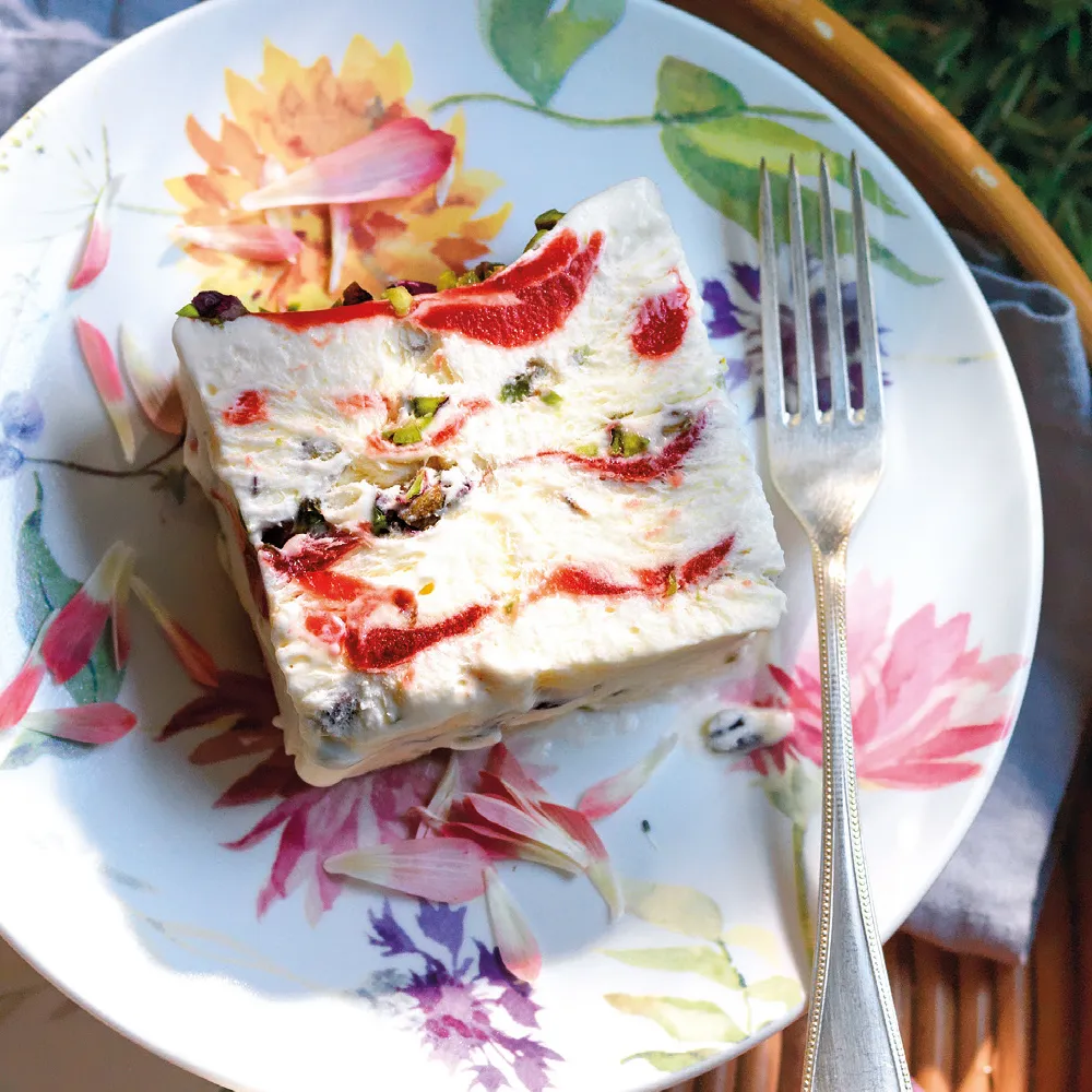 Semifreddo panna, rabarbaro e pistacchi