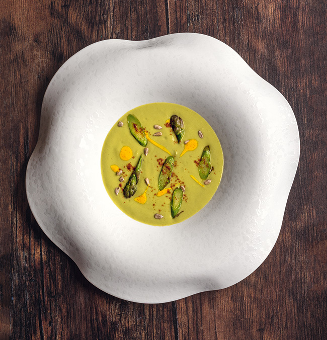 Vellutata di asparagi con zafferano e curry